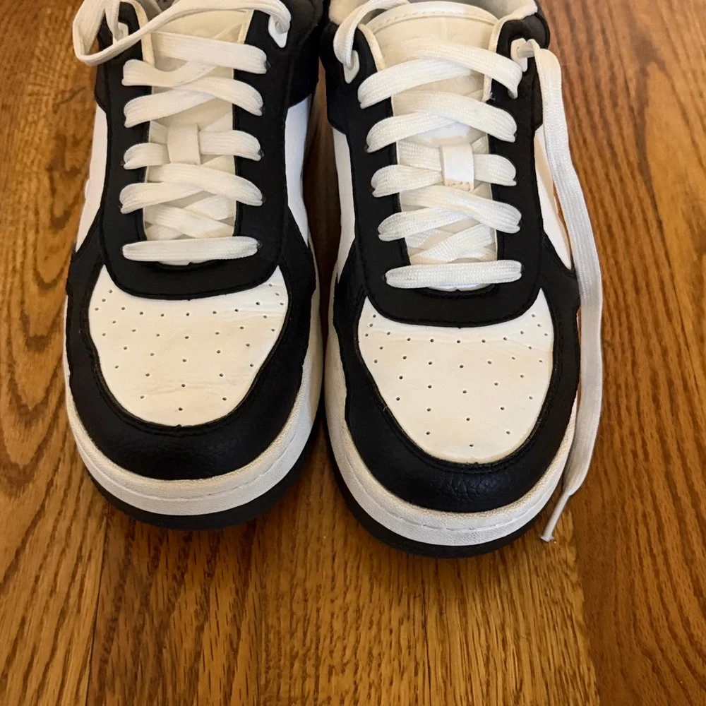 ALO Yoga Black and White UNISEX Athletic Sneakers - Picture 5 of 5